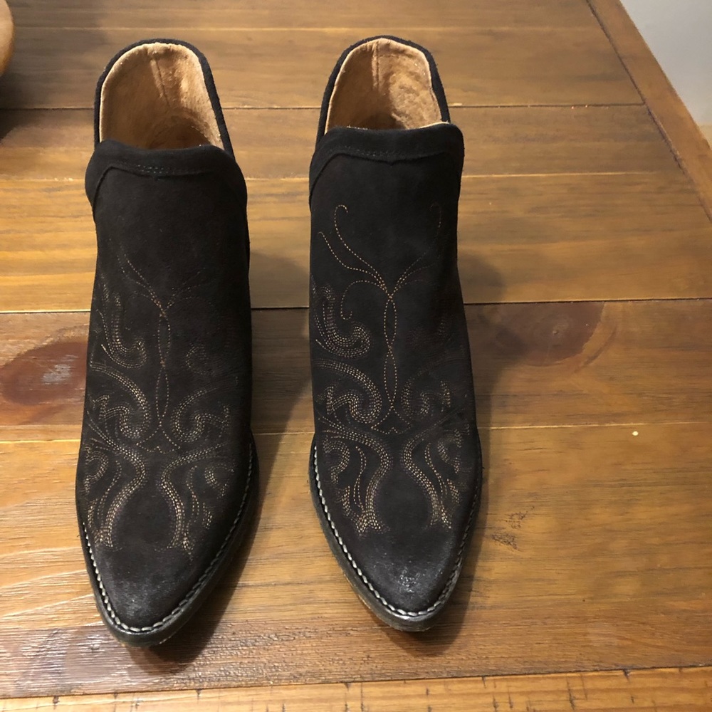 Size 10 Circle G black booties